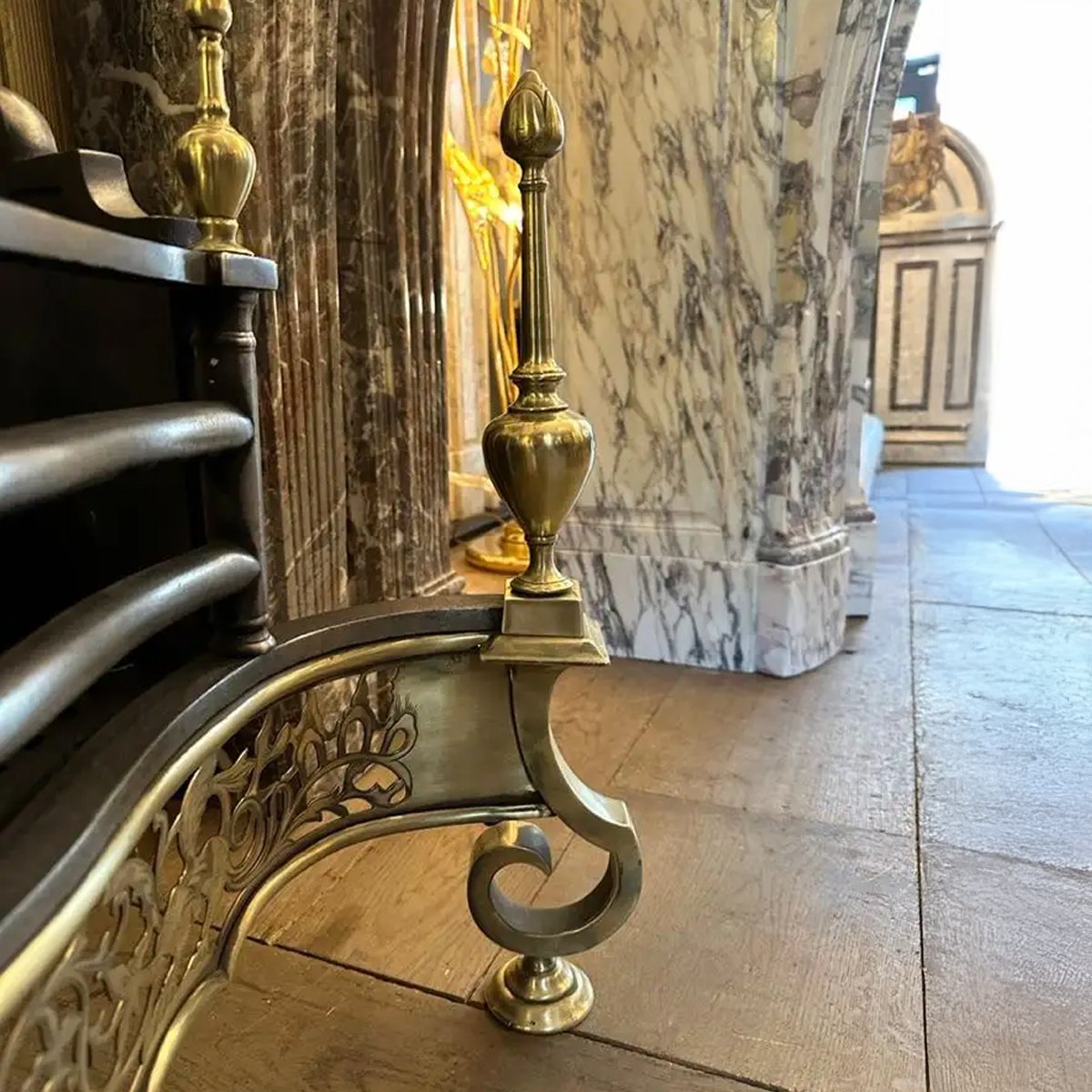 An Antique English Regency Style Brass and Steel Fire Grate - Image 3