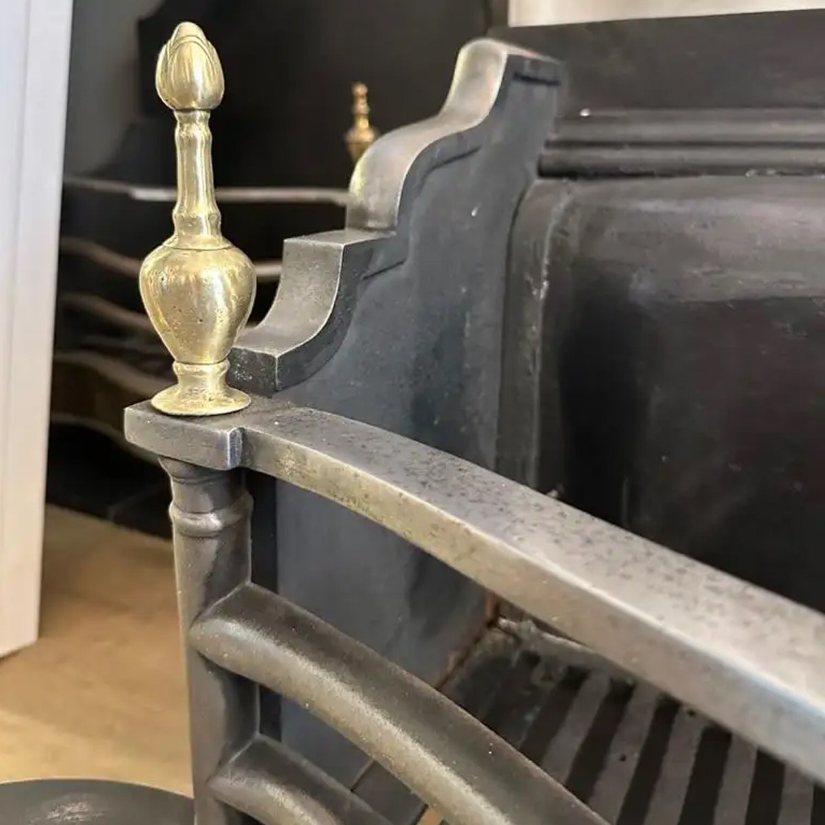 An Antique English Regency Style Brass and Steel Fire Grate - Image 2