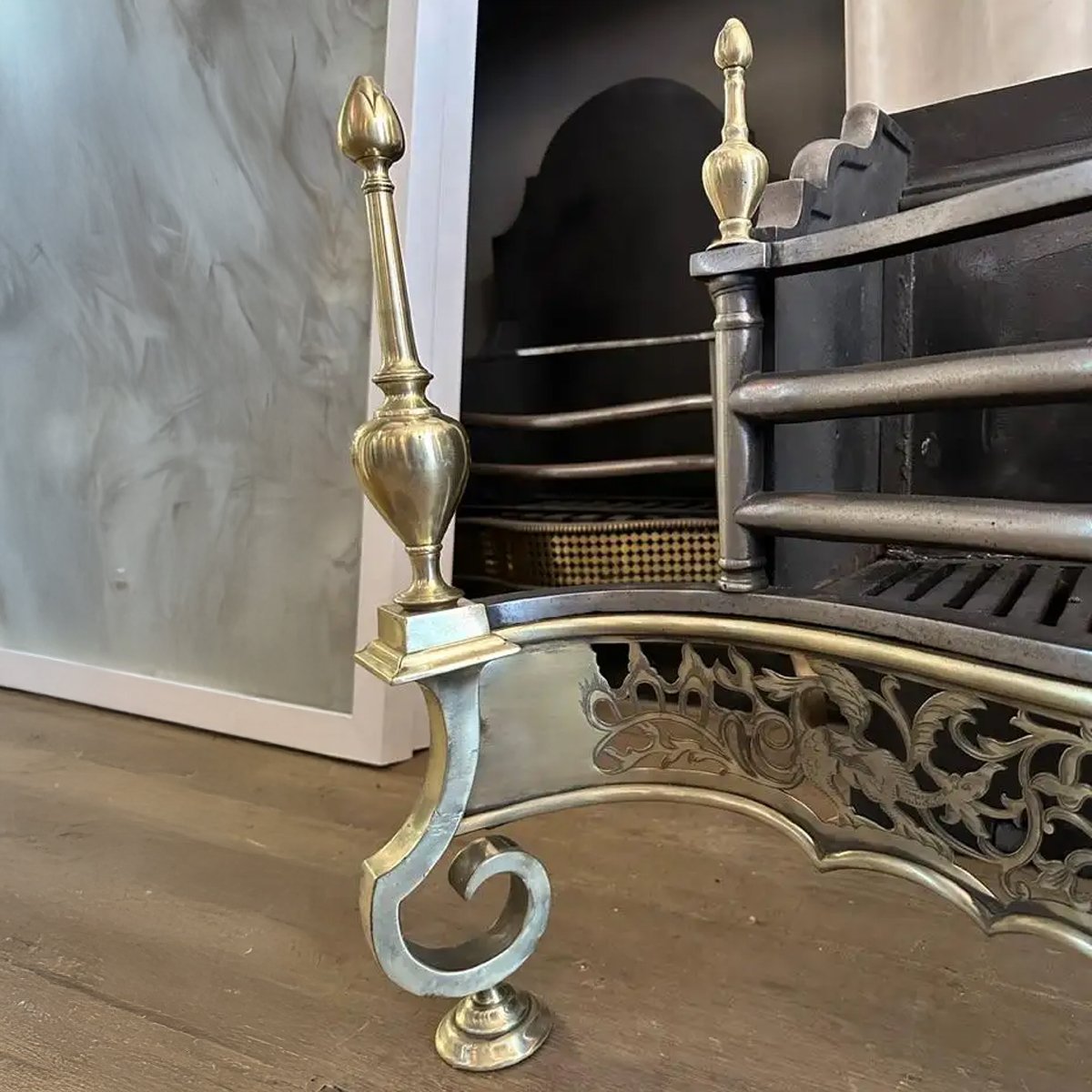 An Antique English Regency Style Brass and Steel Fire Grate - Image 6